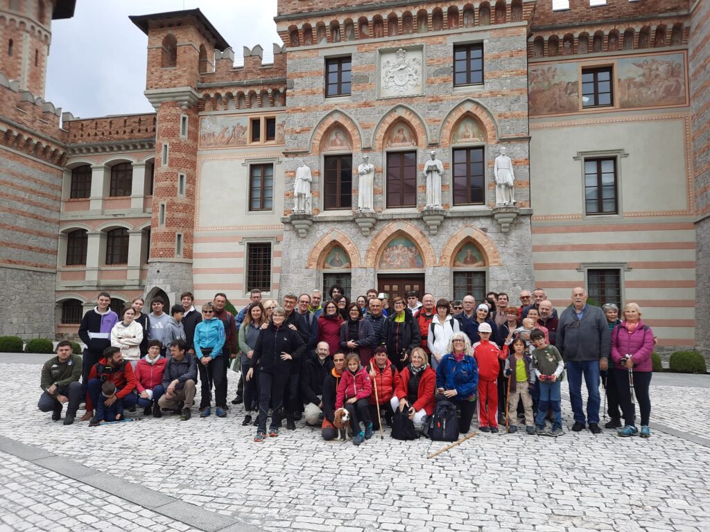 6 - Foto di gruppo davanti al castello