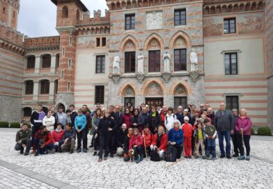 6 - Foto di gruppo davanti al castello