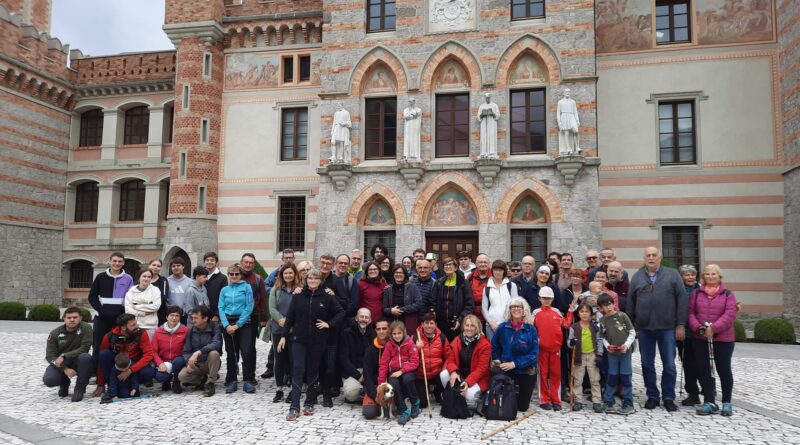 6 - Foto di gruppo davanti al castello