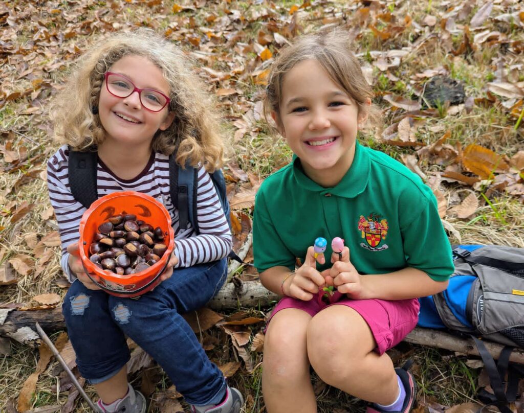 5 - Due entusiaste raccoglitrici di castagne