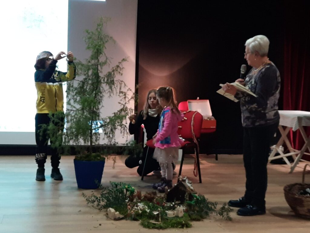 03 - L'addobbo dell'albero di una volta, un piccolo ginepro